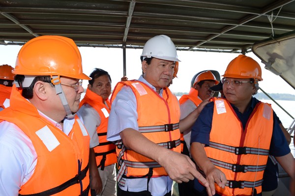 HCMC party secretary Dinh La Thang surveys Dau Tieng reservoir in Tay Ninh province on February 12th (Photo: SGGP)